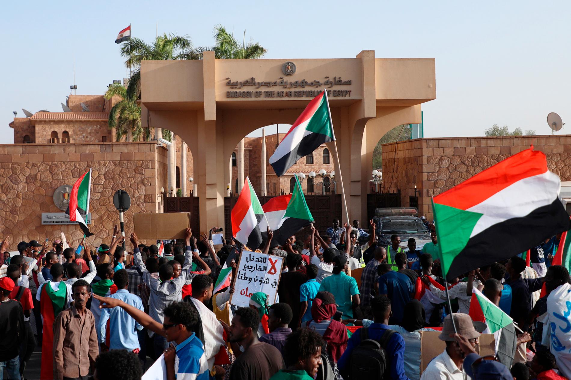 Demonstrationer utanför Egyptens ambassad i Sudans huvudstad Khartum. Arkivbild.