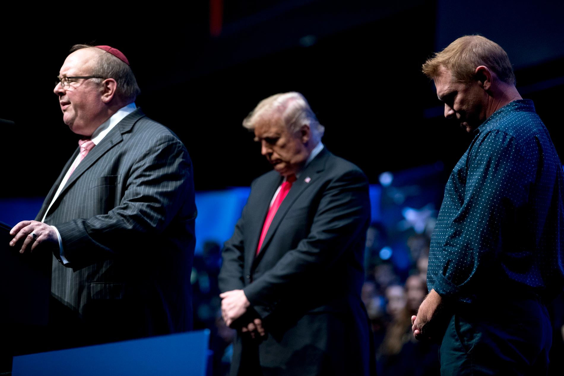Donald Trump flankerad av rabbin Benjamin Sendrow (till vänster) och pastorn Thom O'Leary.
