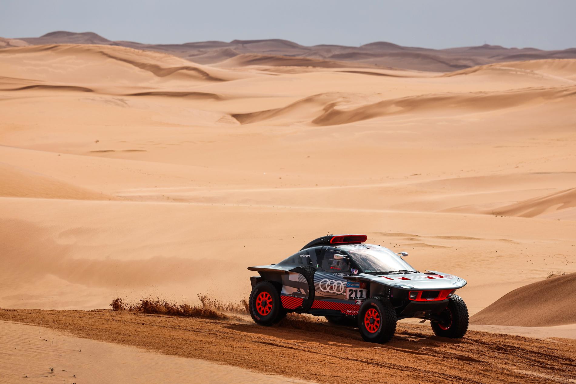 Mattias Ekström och Emil Bergkvist var tvåa på etapp tio av Rally Dakar som avgörs i Saudiarabien.
