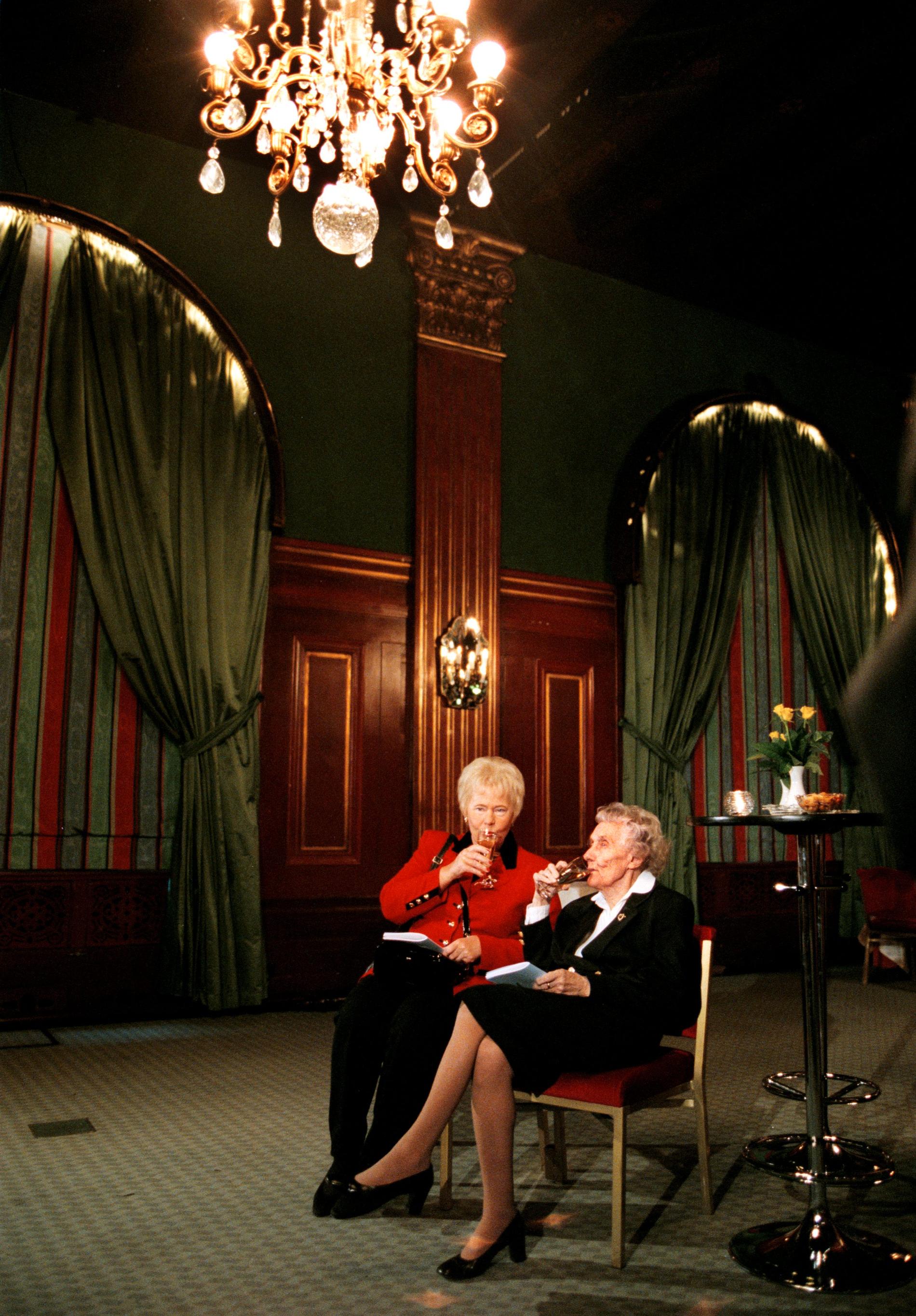 Kerstin Kvint och Astrid Lingren väntar på Boris Jeltsin 1997.