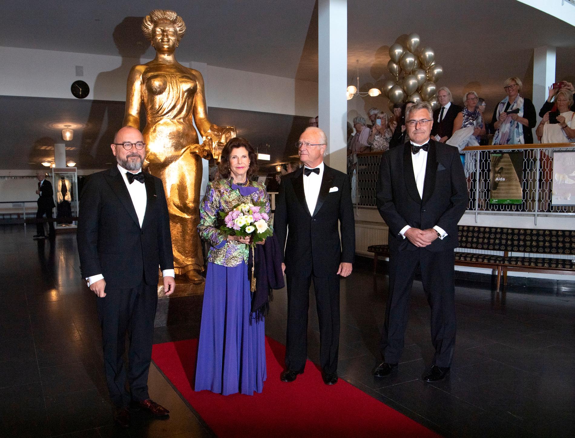 Kung Carl XVI Gustaf och drottning Silvia tas emot av Malmö Operas Michael Bojesen (t v), vd och teaterchef, och styrelseordförande Per-Martin Svensson (t h) då kungaparet anländer till Malmö Operas 75-årsjubileums konsert i september.