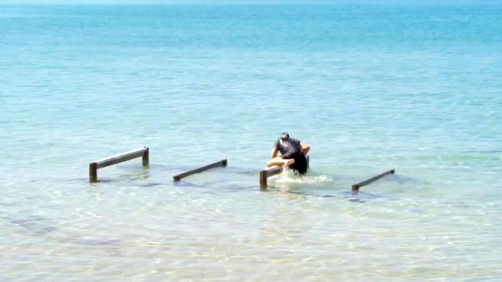 Tommy Salo ohjälpligt sist i grenen Jubelidioten, där det gäller att ta sig över och under hinder ute i vattnet.