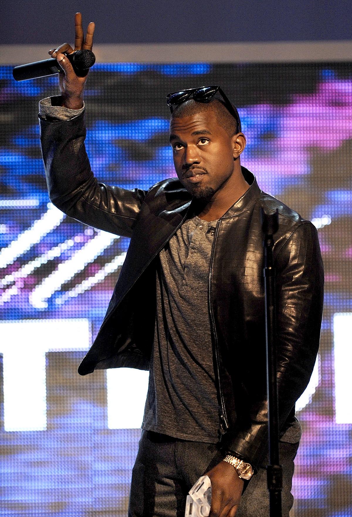KOntroversiell video Pelle Billing efterlyser en bredare analys när det gäller Kanye Wests musikvideo ”Monster”, där rapstjärnan poserar med till synes livlösa kvinnor.