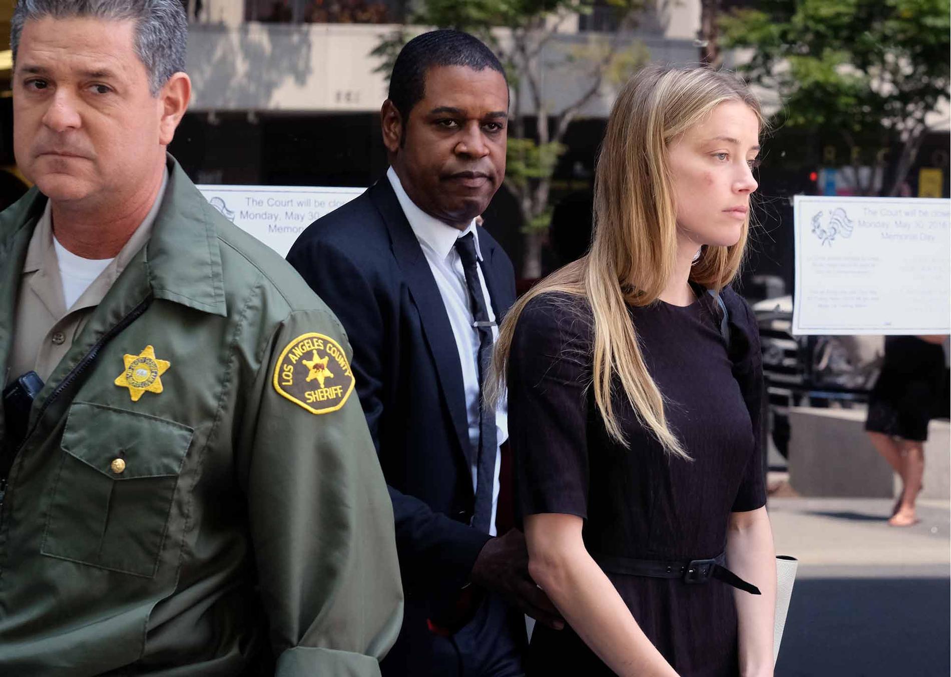 Amber Heard utanför domstolen i Los Angeles på fredagen.