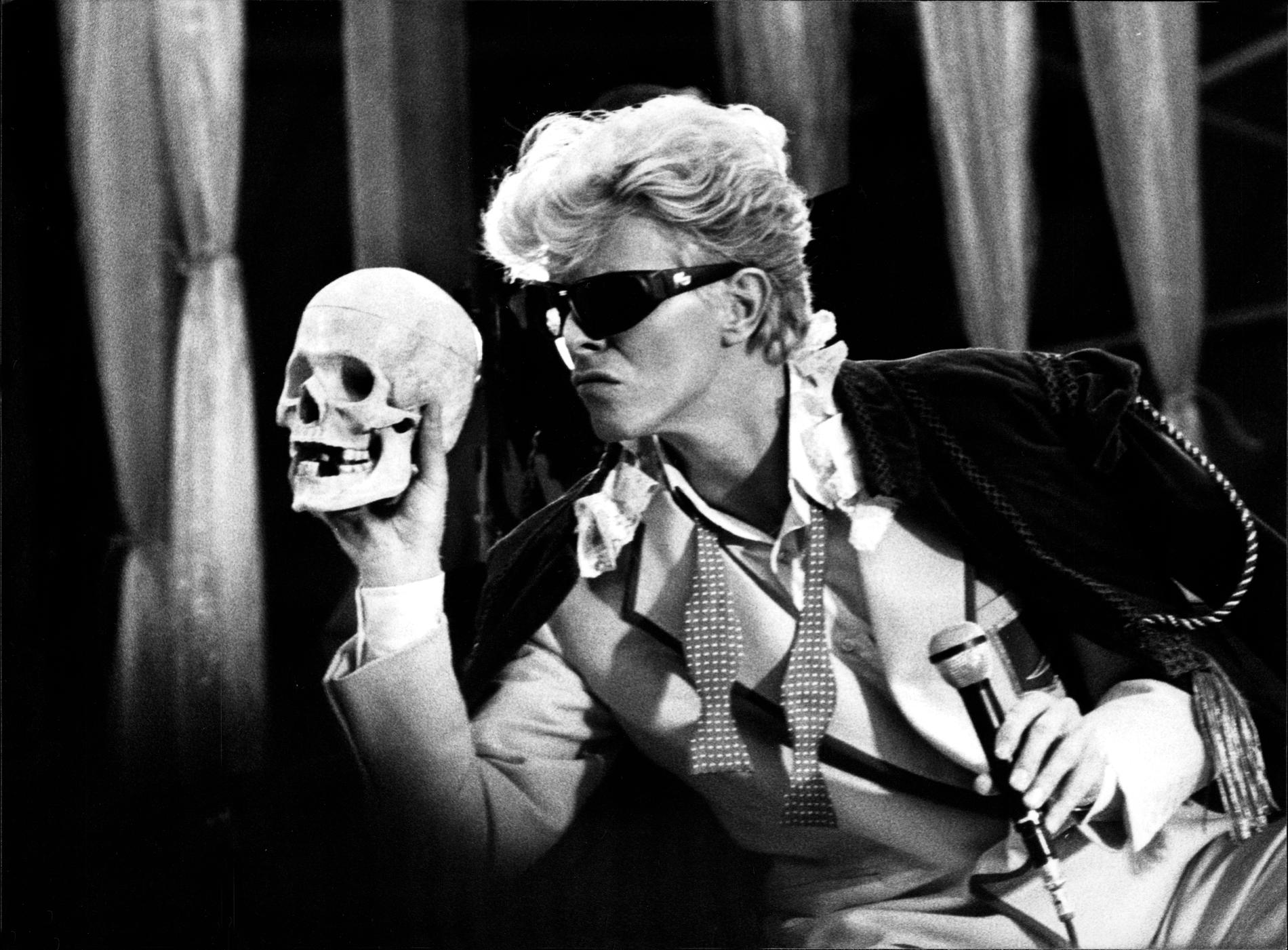 David Bowie sjunger ”Cracked actor” på Ullevi i Göteborg den 11 juni 1983. 