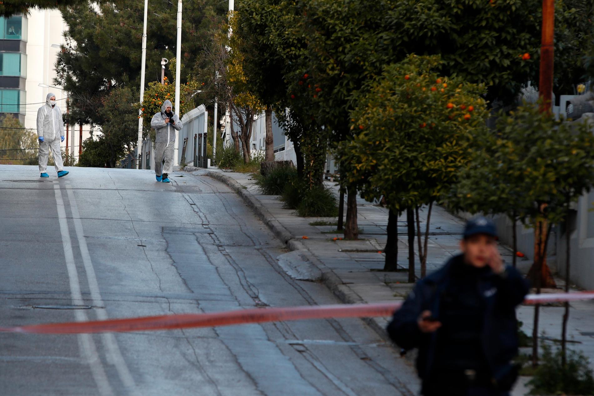 Polisens tekniker arbetar utanför det ryska konsulatet i Aten efter angreppet på fredagsmorgonen.