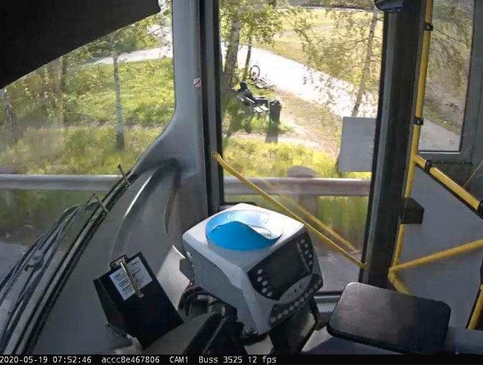Den misstänkte skytten observerades av flera personer sittandes vid en bänk före skjutningen. Bild från en övervakningskamera på en buss strax före skjutningen.
