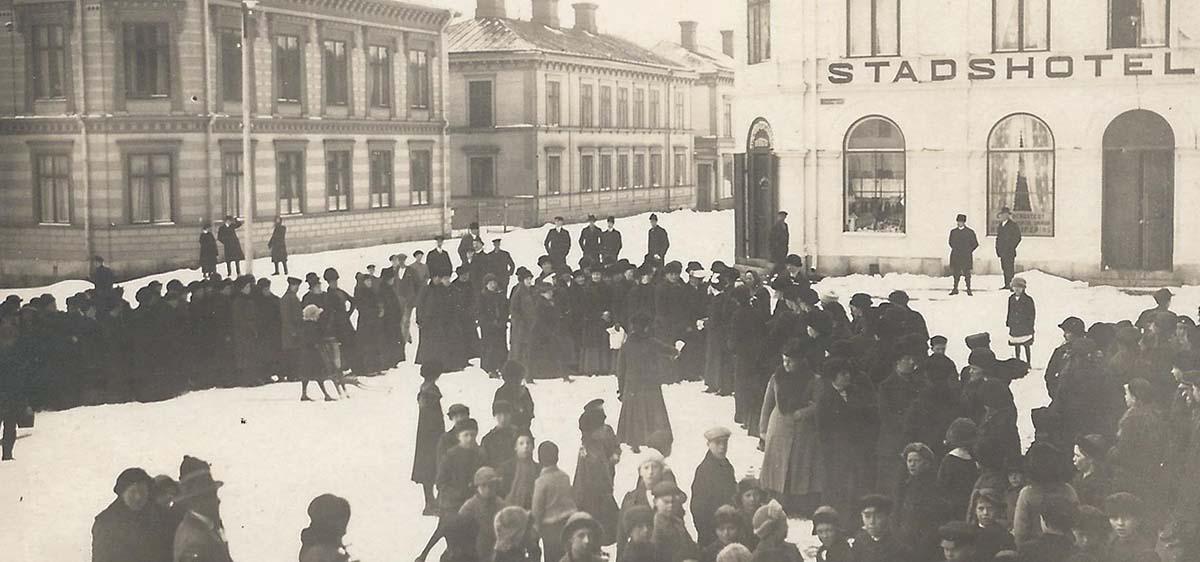 Hungerdemonstrationer utanför Stadshotellet i Söderhamn den 11 april 1917.