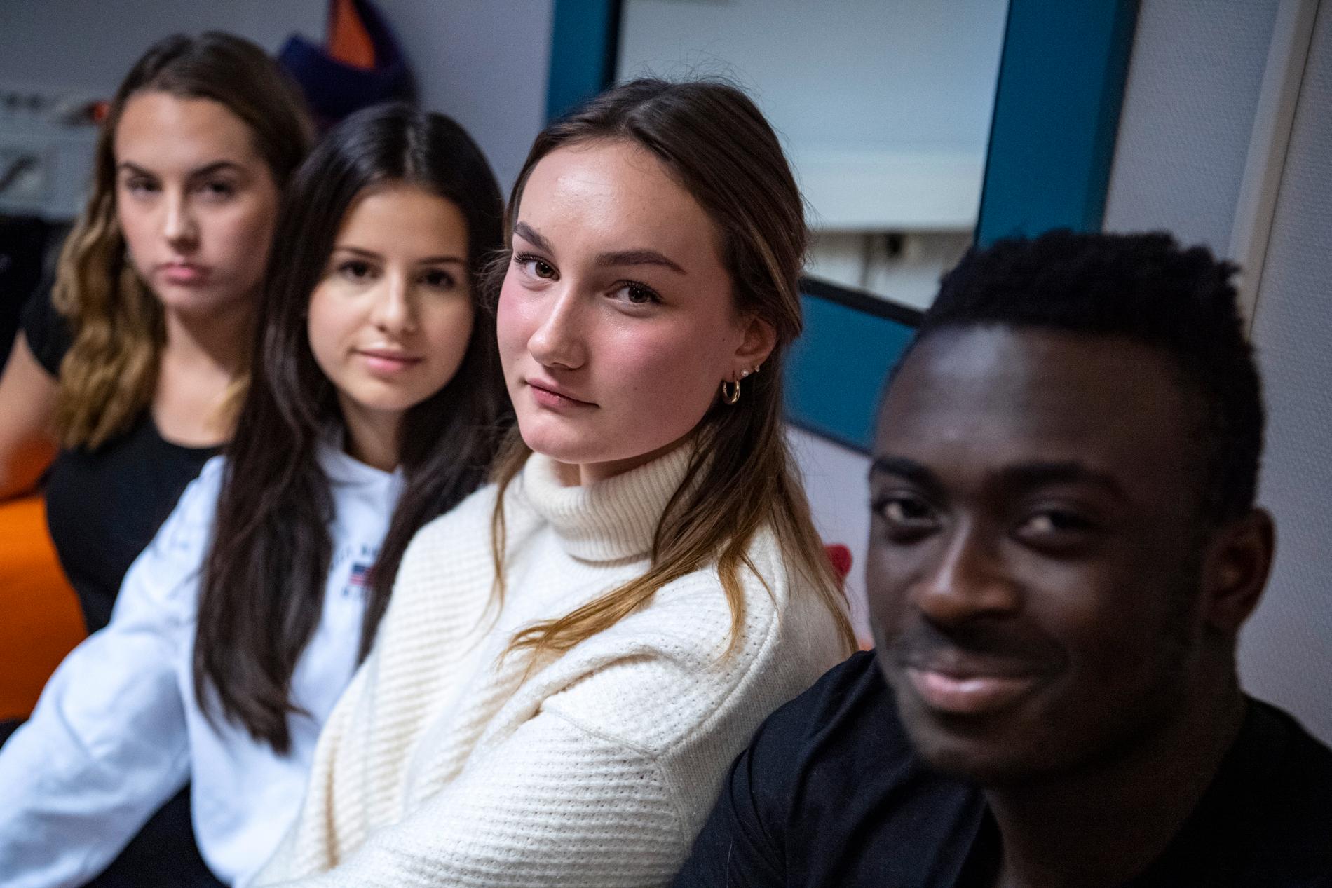 Alina Karlsson, Enna Batkic, Ottilia Andersson och Emmanuel Brew från Finnvedens gymnasium i Värnamo under en utbildningsdag i Växjö mot sexuella kränkningar.