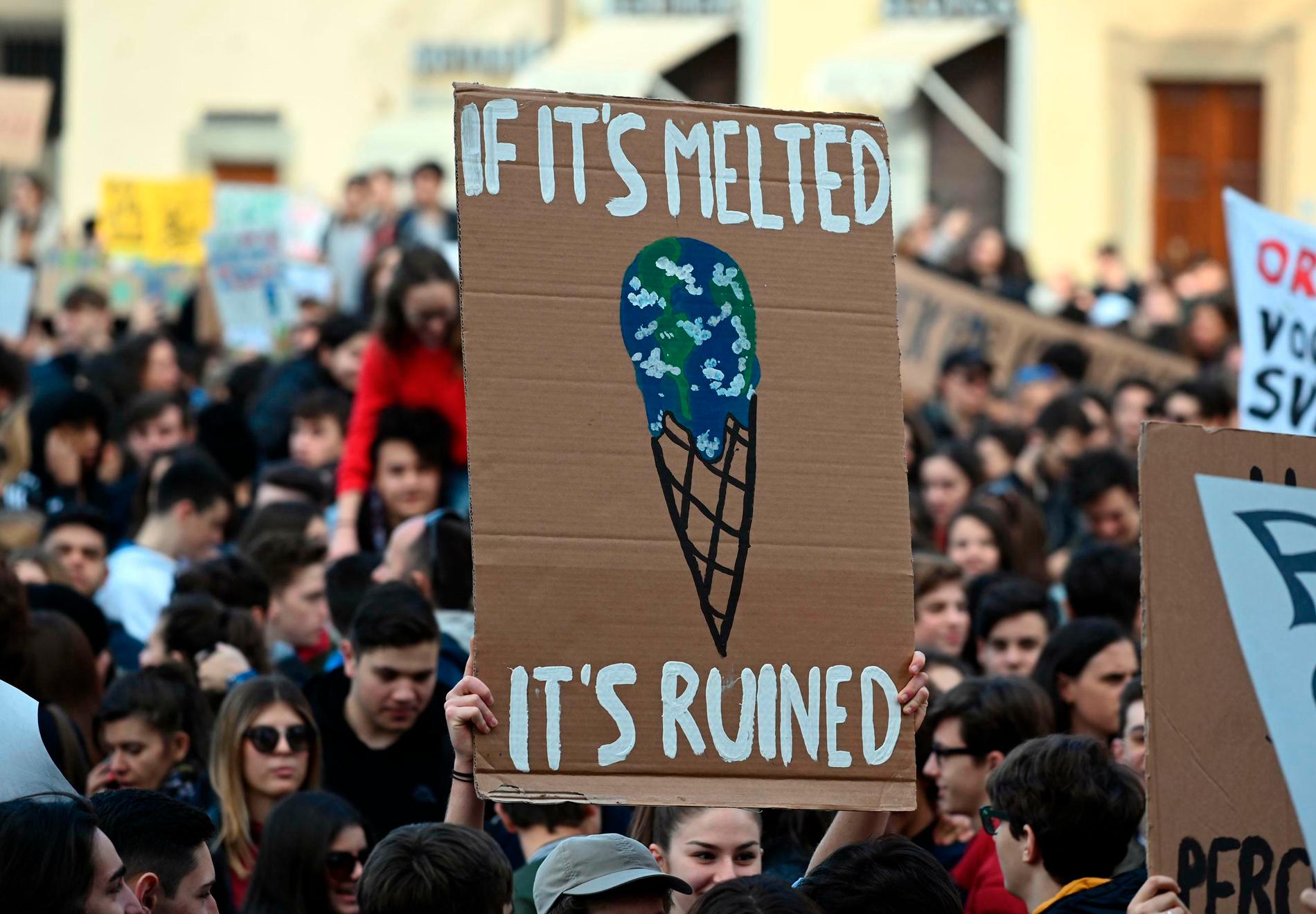 Hundratusentals skolungdomar över hela världen strejkade på fredagen för klimatet. Här i Florens, Italien.