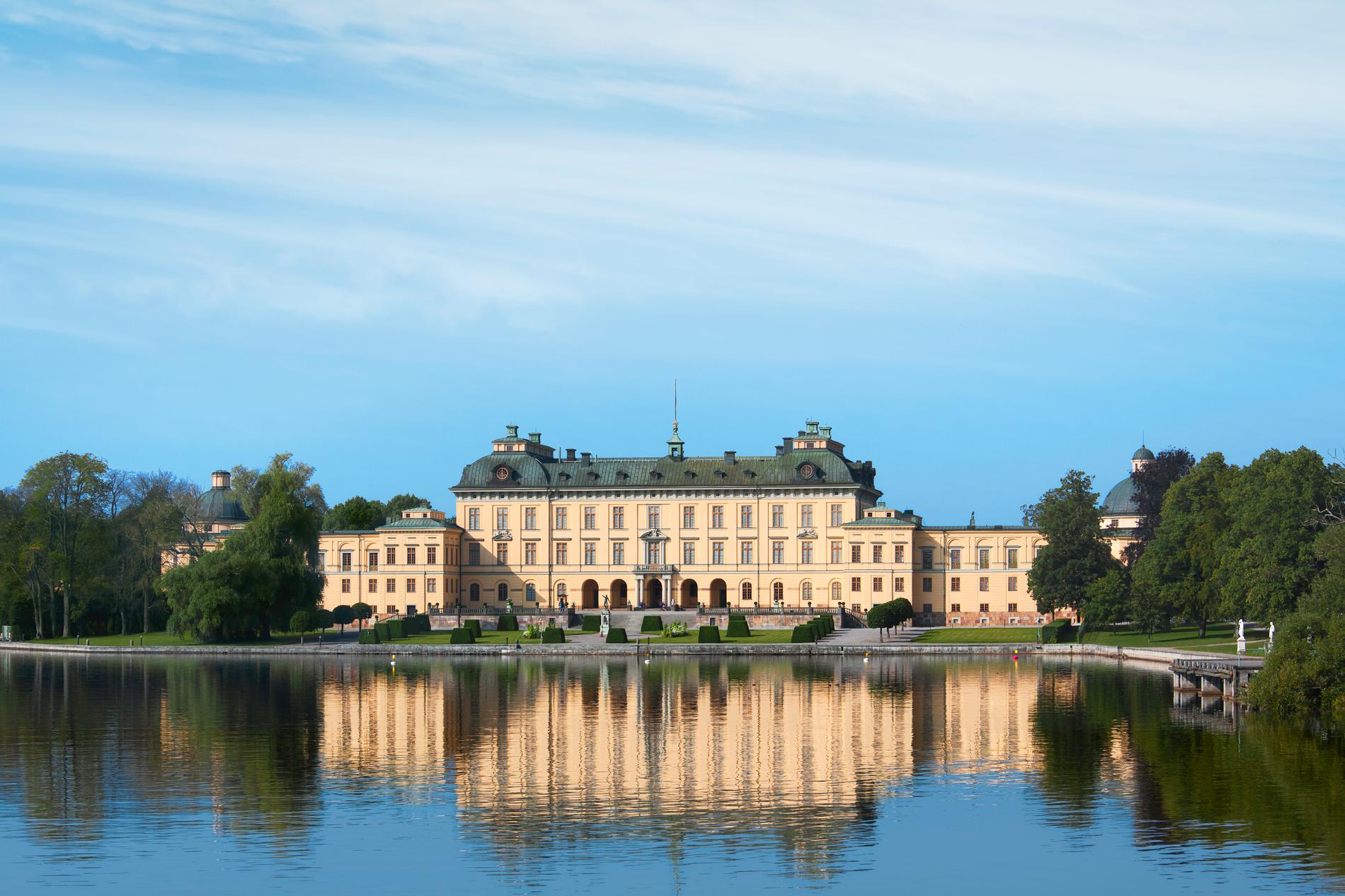 På Drottningholm slott kan du se dig omkring i kungaparets permanenta bostad. 