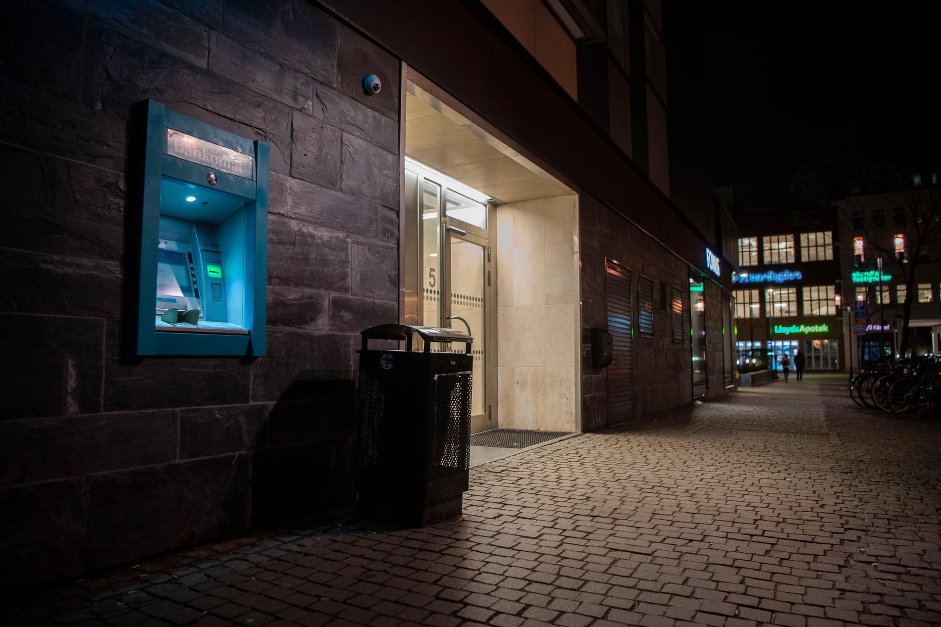 På måndagskvällen sågs en knivman vid en bankomat i Sundbyberg.