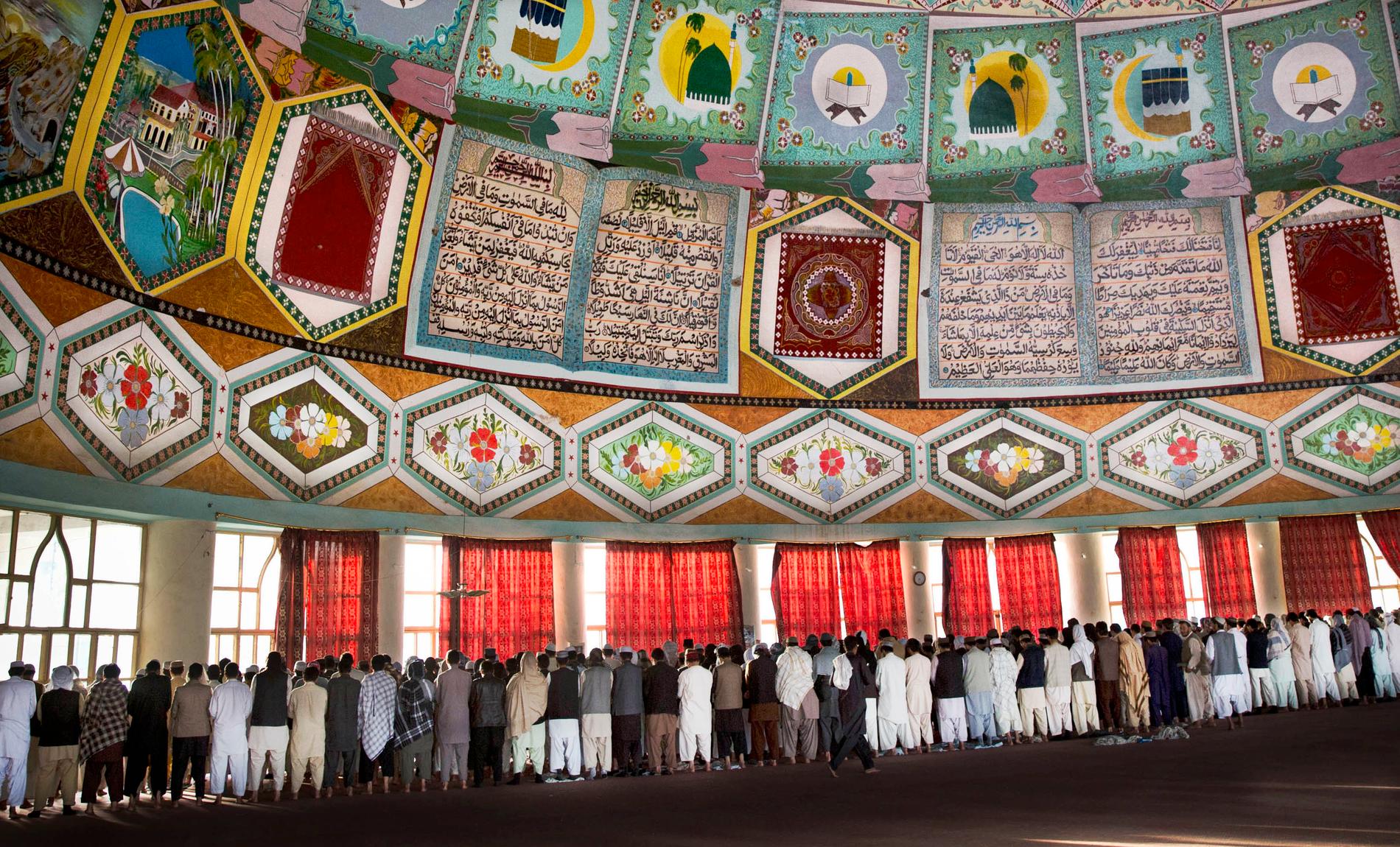 Afghanska män inne i moskén Eid Gah – en av Afghanistans största moskéer. Bygget av moskén startades av Osama Bin Laden, men slutfördes efter att talibanerna förlorat makten i Afghanistan 2001.