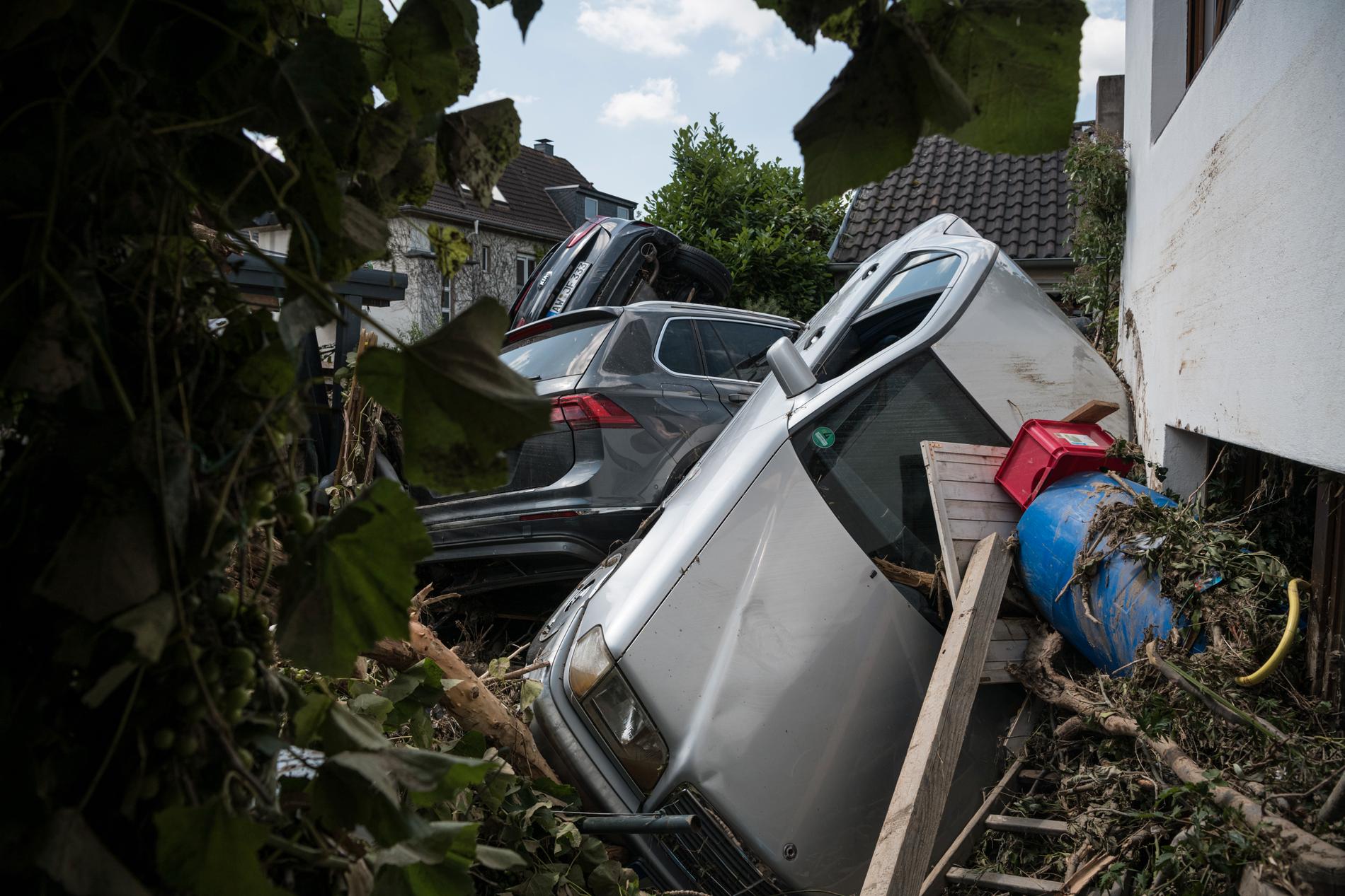 Bilar ligger huller om buller på en liten innergård i tyska Ahrweiler. 