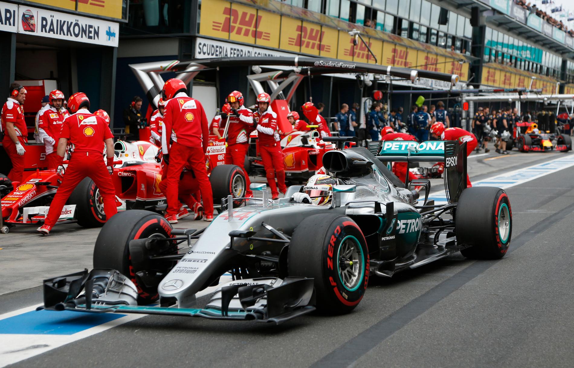 Lewis Hamilton, Mercedes, kör förbi Ferraris depåstopp.