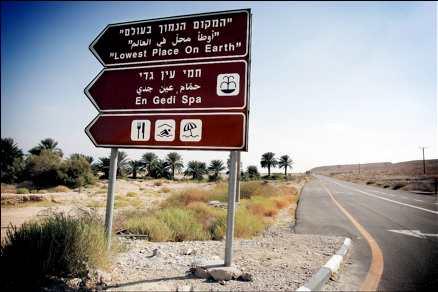 En skylt visar vägen till "Lägsta platsen i världen".