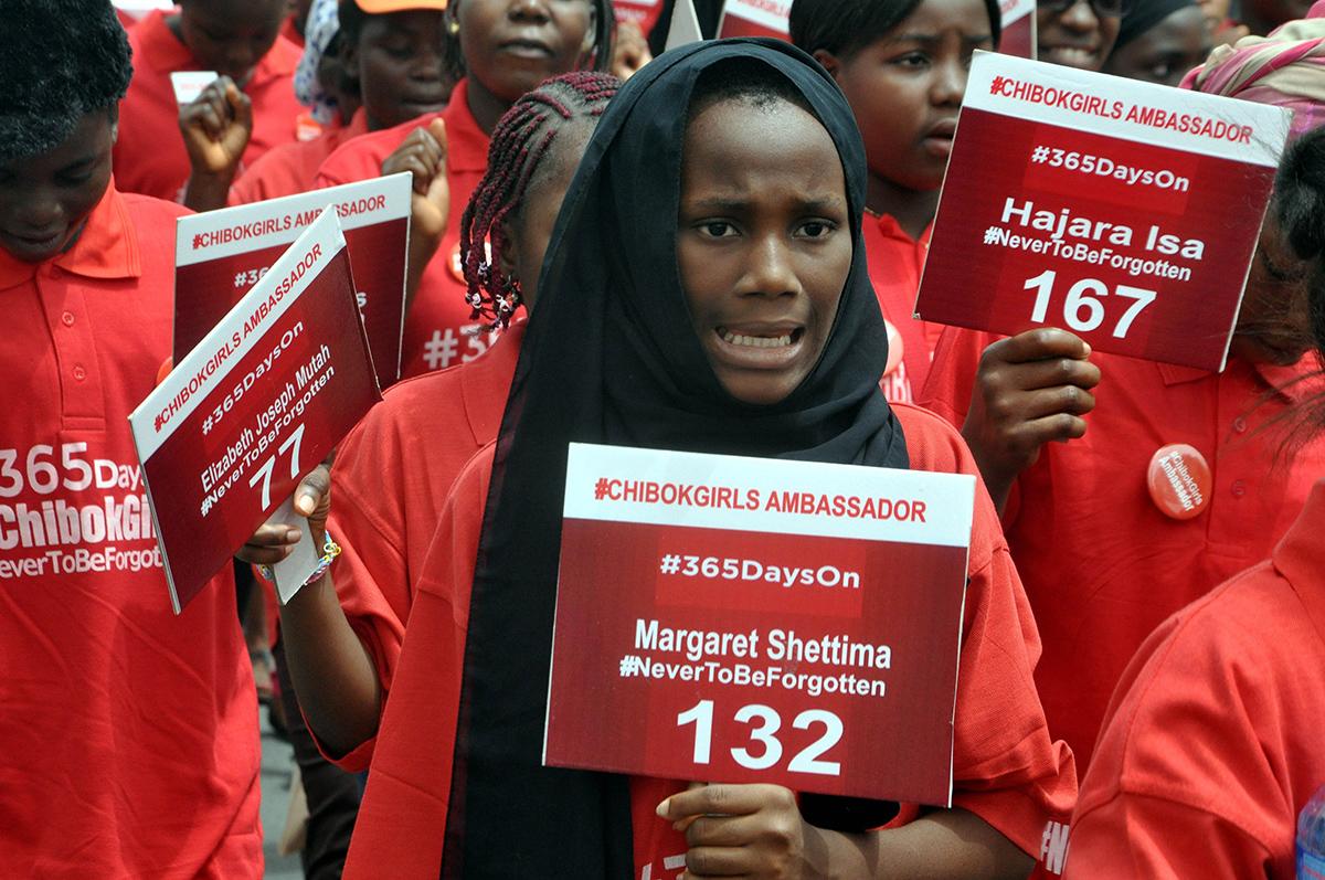 För ett år sedan kidnappade terrorgruppen Boko Haram över 200 flickor.