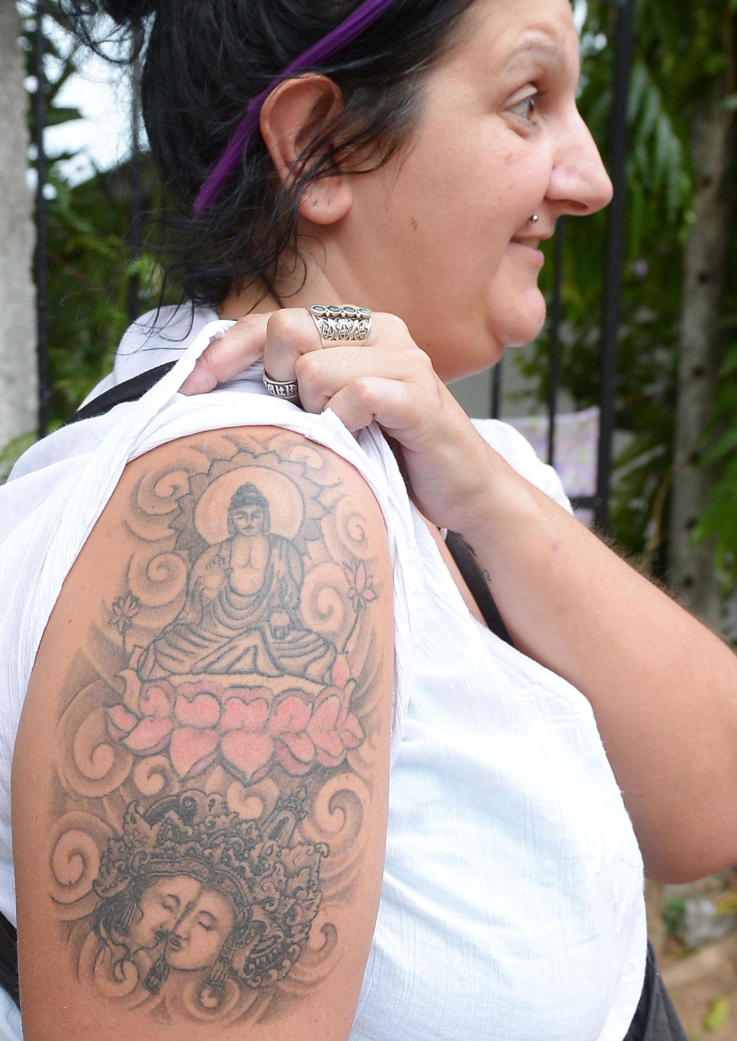 Naomi Coleman visar upp sin tatuering.