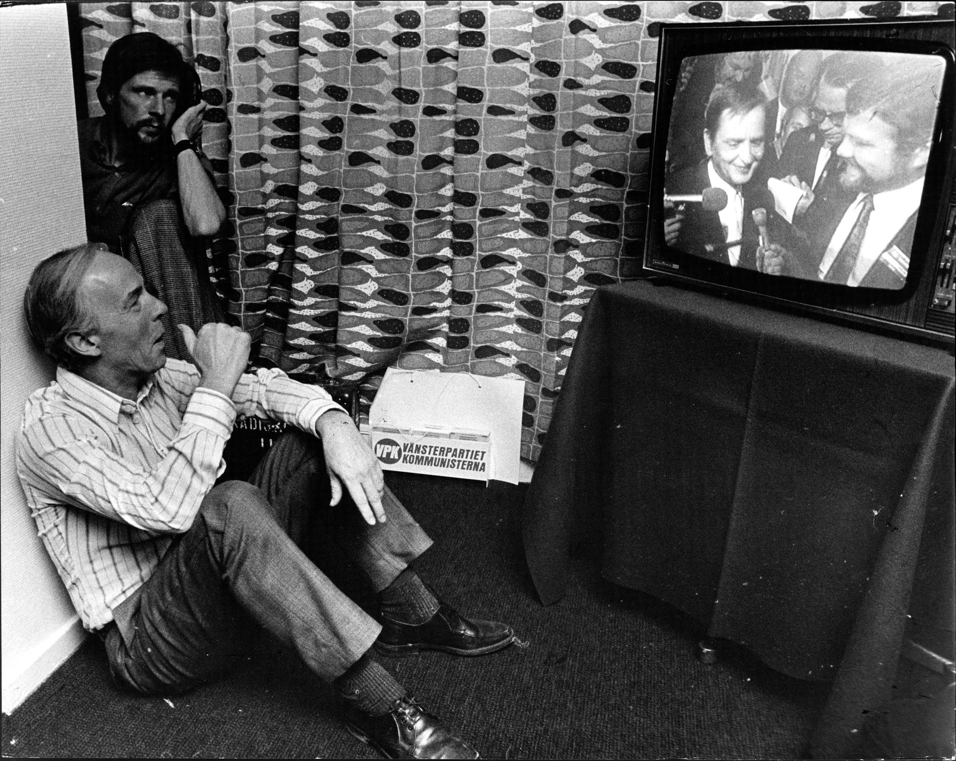 Valvaka 1973. C-H Hermansson ser på TV när Olof Palme blir intervjuad av Ingemar Odlander.