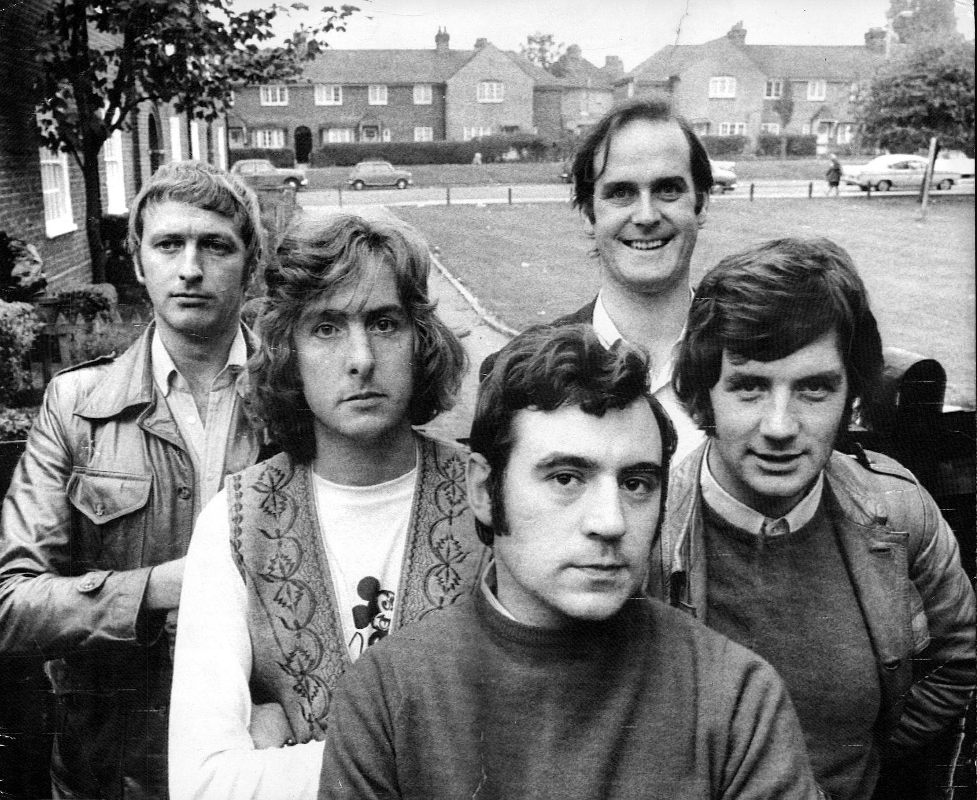 Terry Jones (längst fram) med Monty Python-gänget 1970.