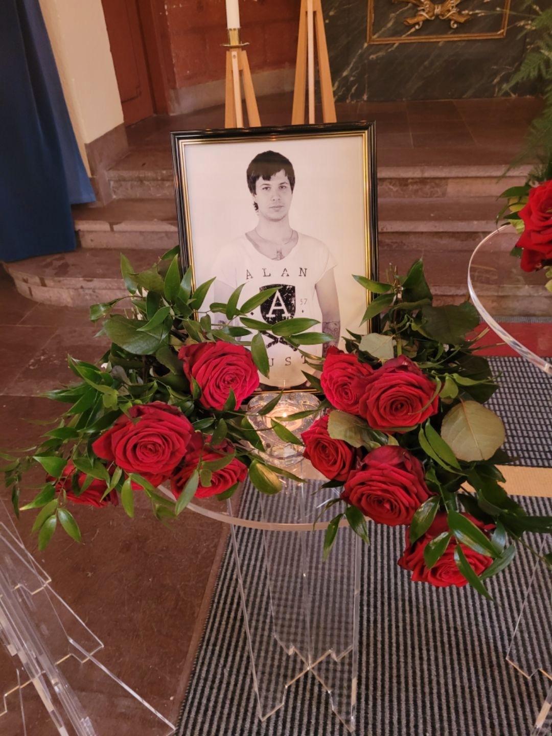 Den 26 oktober 2021 sa Emils familj farväl till honom på Norra kyrkogården i Kalmar. Hans aska spreds sedan i en minneslund i hans barndomsort Kramfors. Under avskedet spelades en av Emils favoritlåtar, Nessun dorma med trumpetaren Magnus Johansson. 