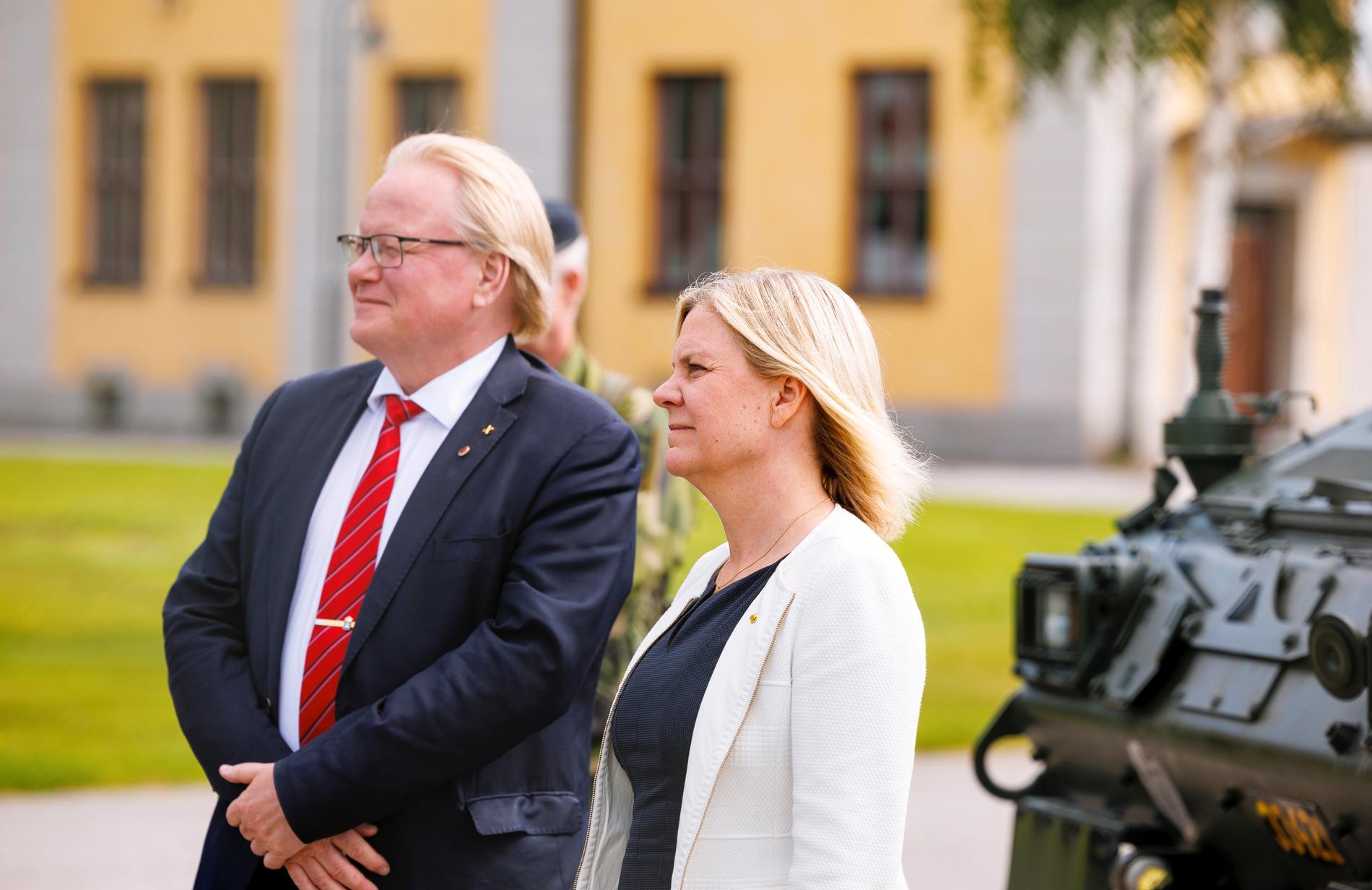Statsminister Magdalena Andersson (S) och försvarsminister Peter Hultqvist. Arkivbild.
