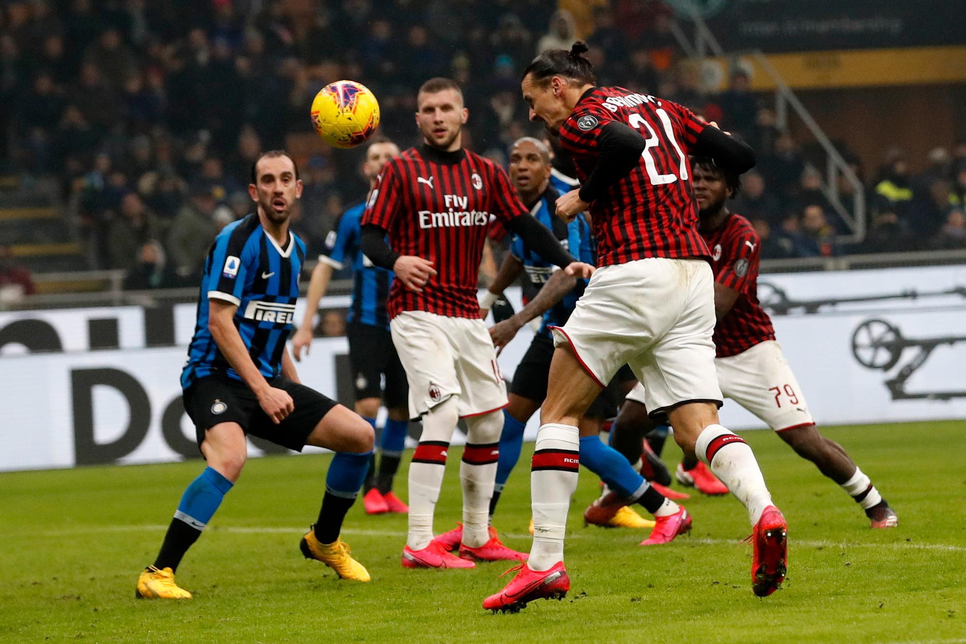 Zlatan Ibrahimovics Milan, här i vårens derby mot Inter, och resten av lagen i Serie får genomföra fem byten per match när ligan återupptas den 20 juni. Arkivbild.