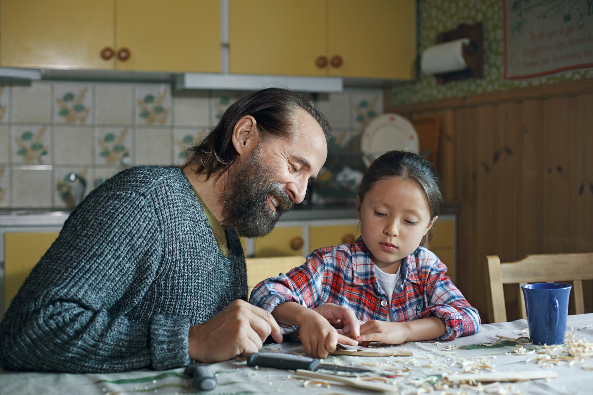 Peter Stormare, 62, och dottern Kaiya, 7, i ny reklamfilm för byggvaruhuskedjan Bauhaus