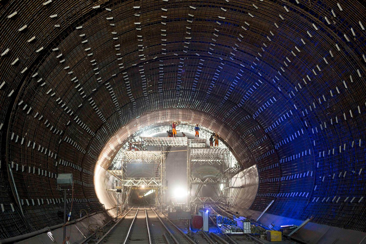 Gotthard Base Tunnel i Schweiz, som öppnar 2016, skulle bli världens längsta tågtunnel. Nu bygger Kina en ännu längre.