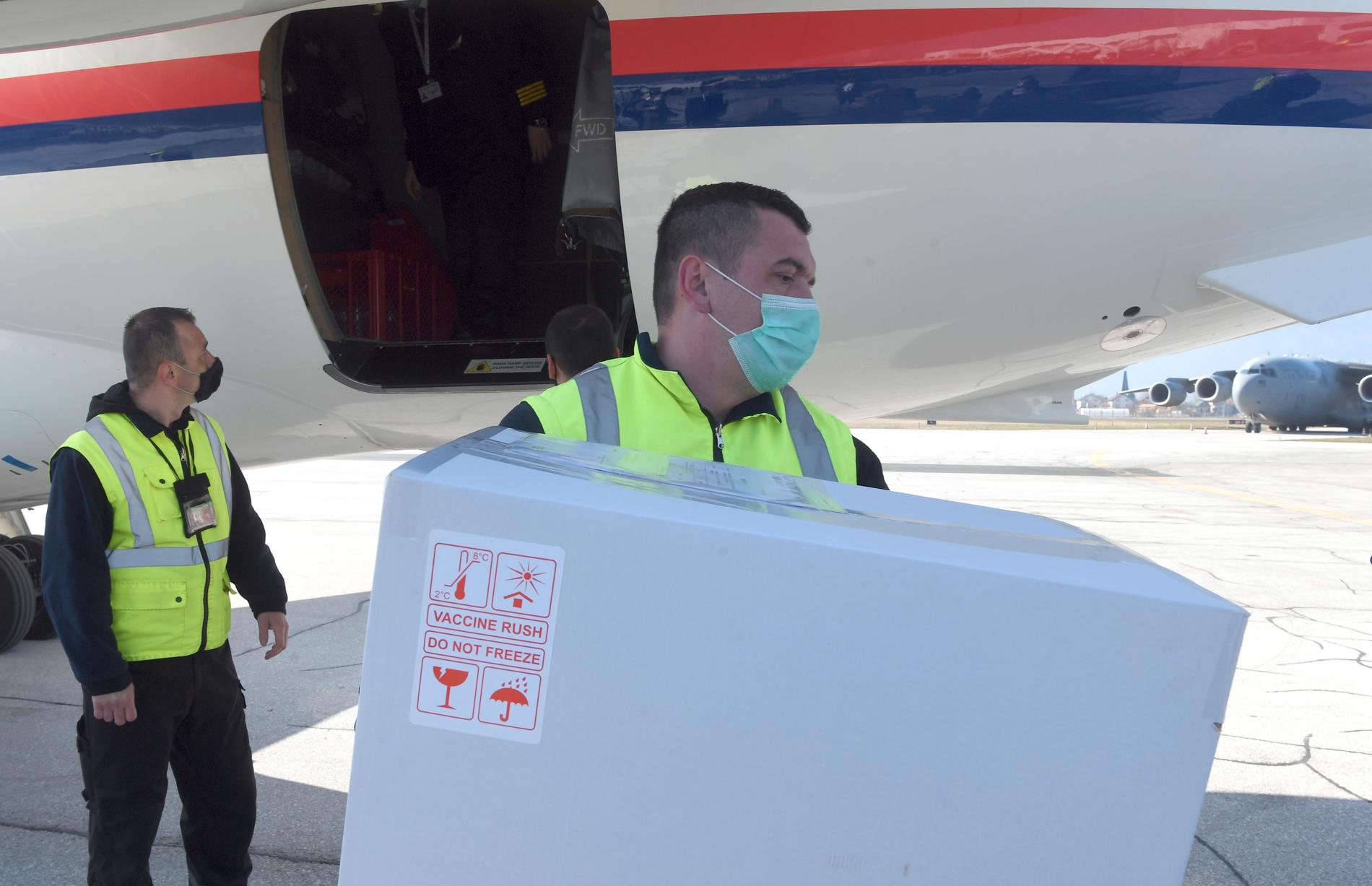 Astra Zenecas covidvaccin är eftertraktat runtom i världen. Här anländer en leverans till Sarajevos flygplats i Bosnien i veckan.