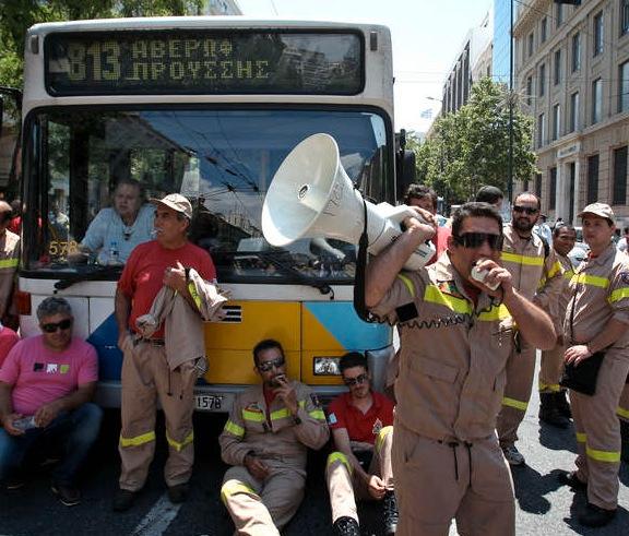 Brandmän demonstrerar i centrala Aten under torsdagen.