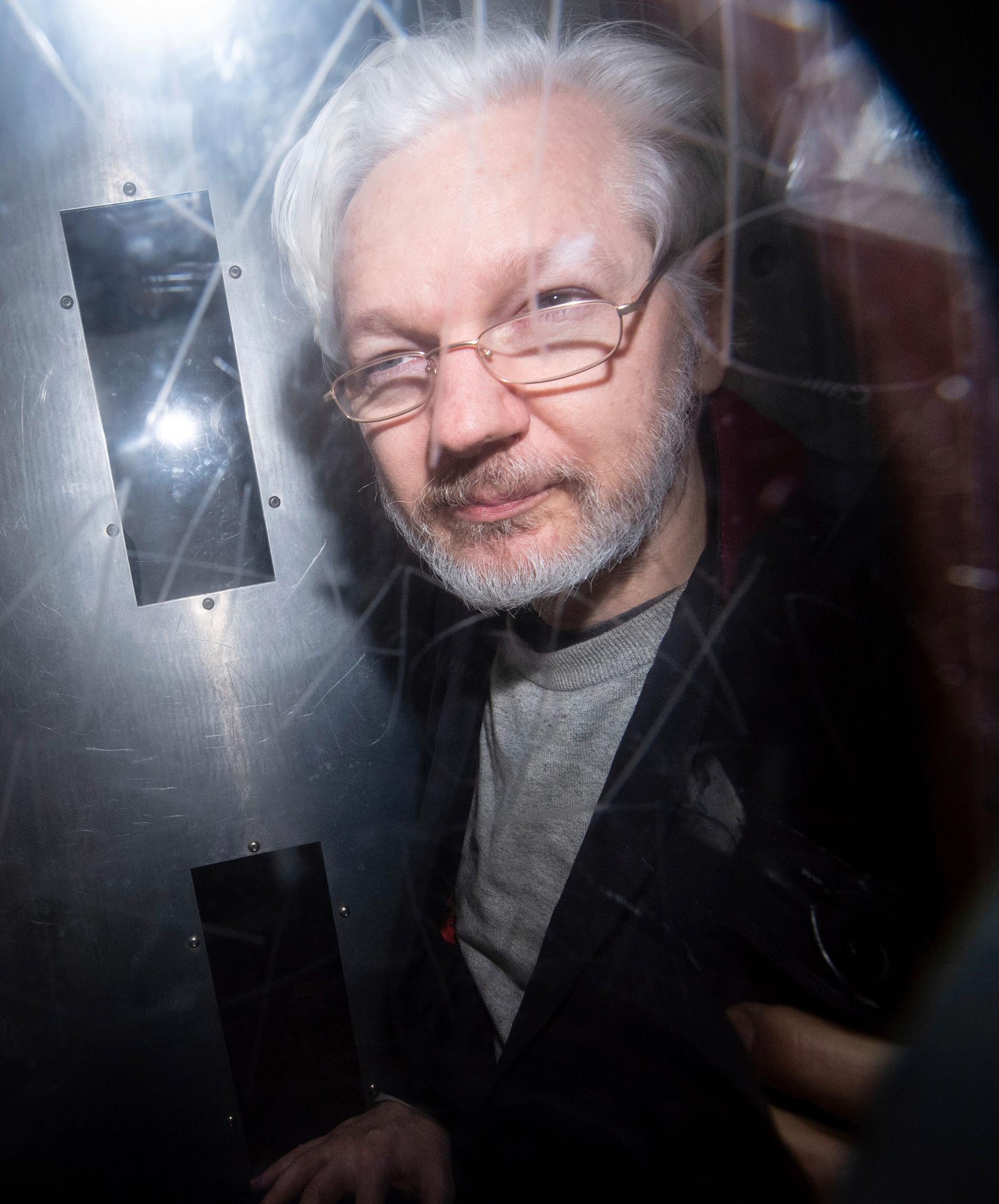 Julian Assange på väg i en fångtransport från en domstol i London där han hörts i utlämningsärendet som USA driver mot Wikileaksgrundaren.