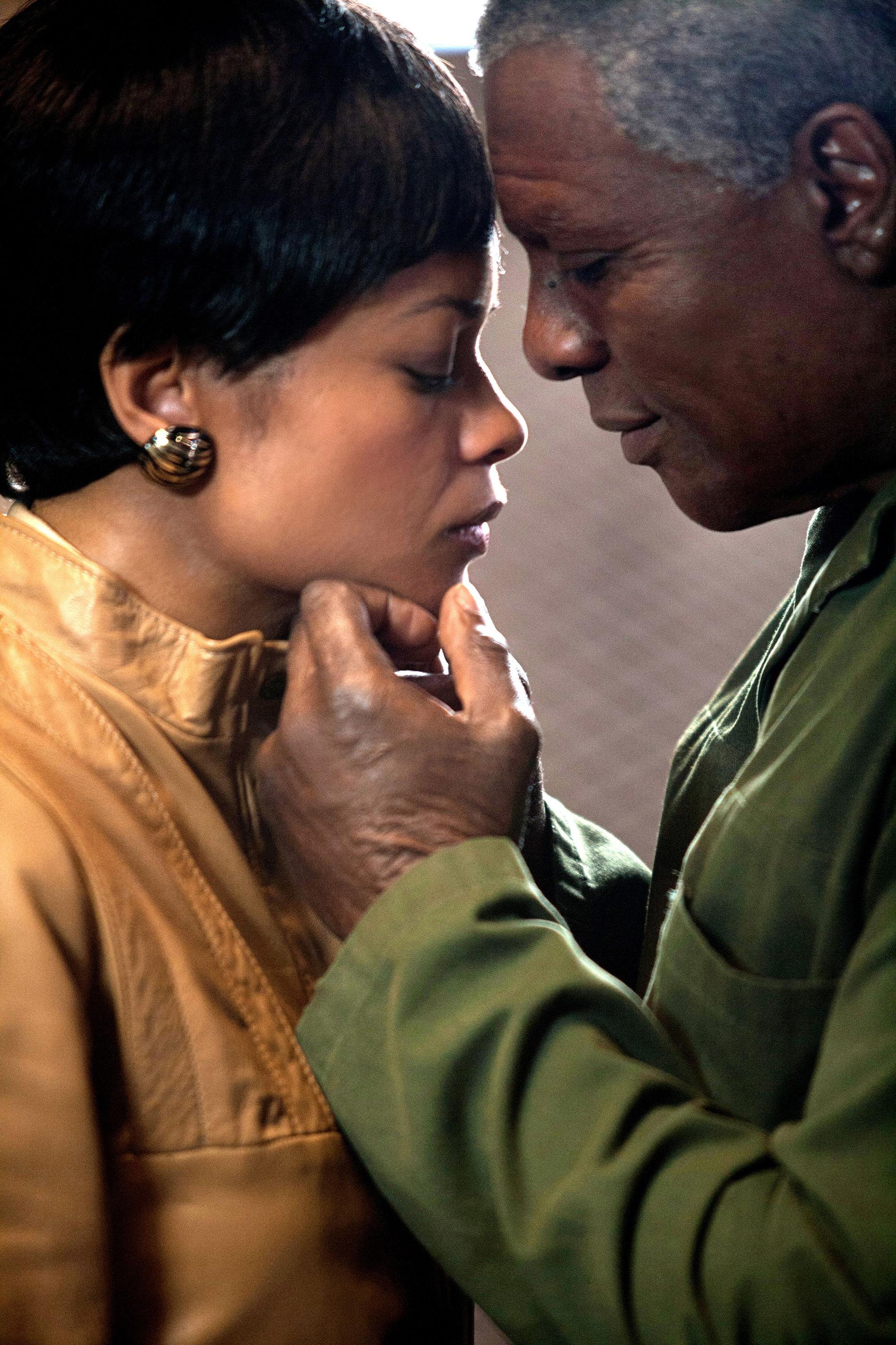 Idris Elba som Nelson Mandela i filmen ”Mandela – vägen till frihet”. Winnie Mandela spelades av Naomie Harris.