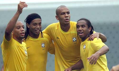 Marcello, Ronaldinho, Alex Silva och Anderson ser ut att trivas på träningen inför OS-turneringen.