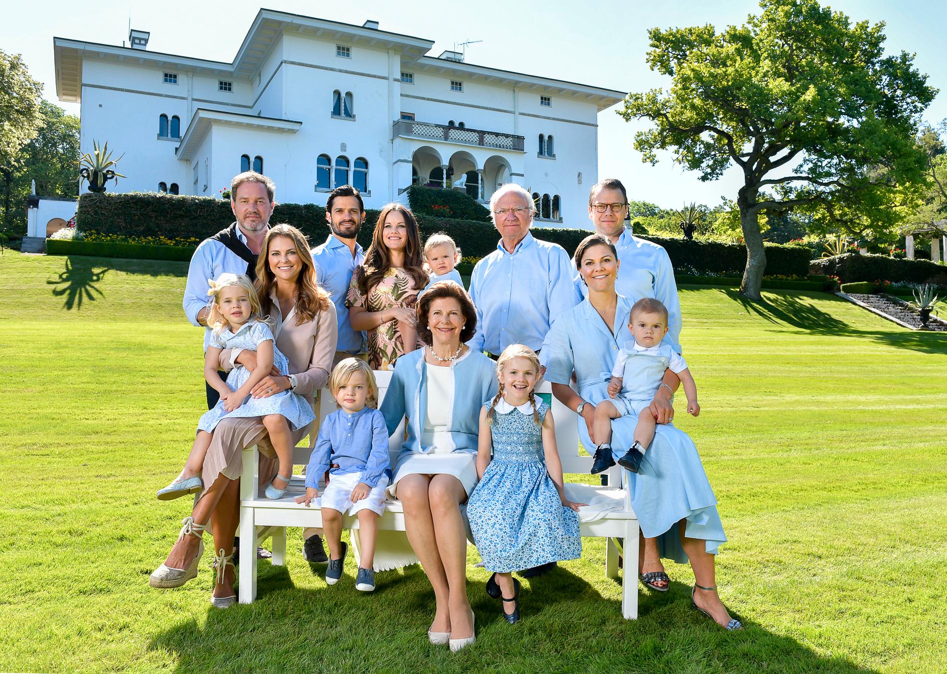 Kungafamiljen på Sollidens slott på Öland sommaren 2017. Bredvid drottningen sitter prins Nicolas och prinsessan Estelle. Arkivbild.