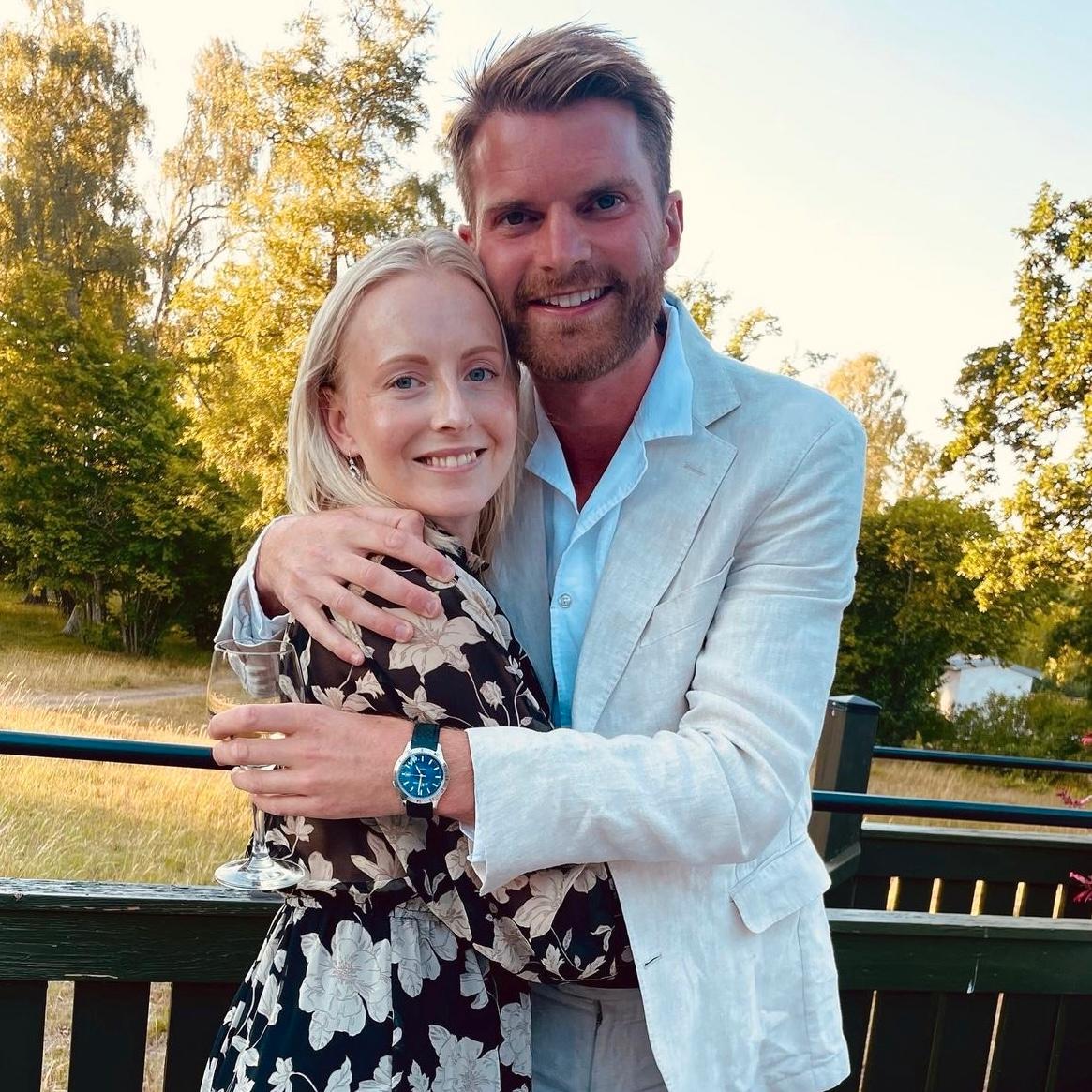 Lucas Simonsson har förlovat sig med sambon Frida Vånder.