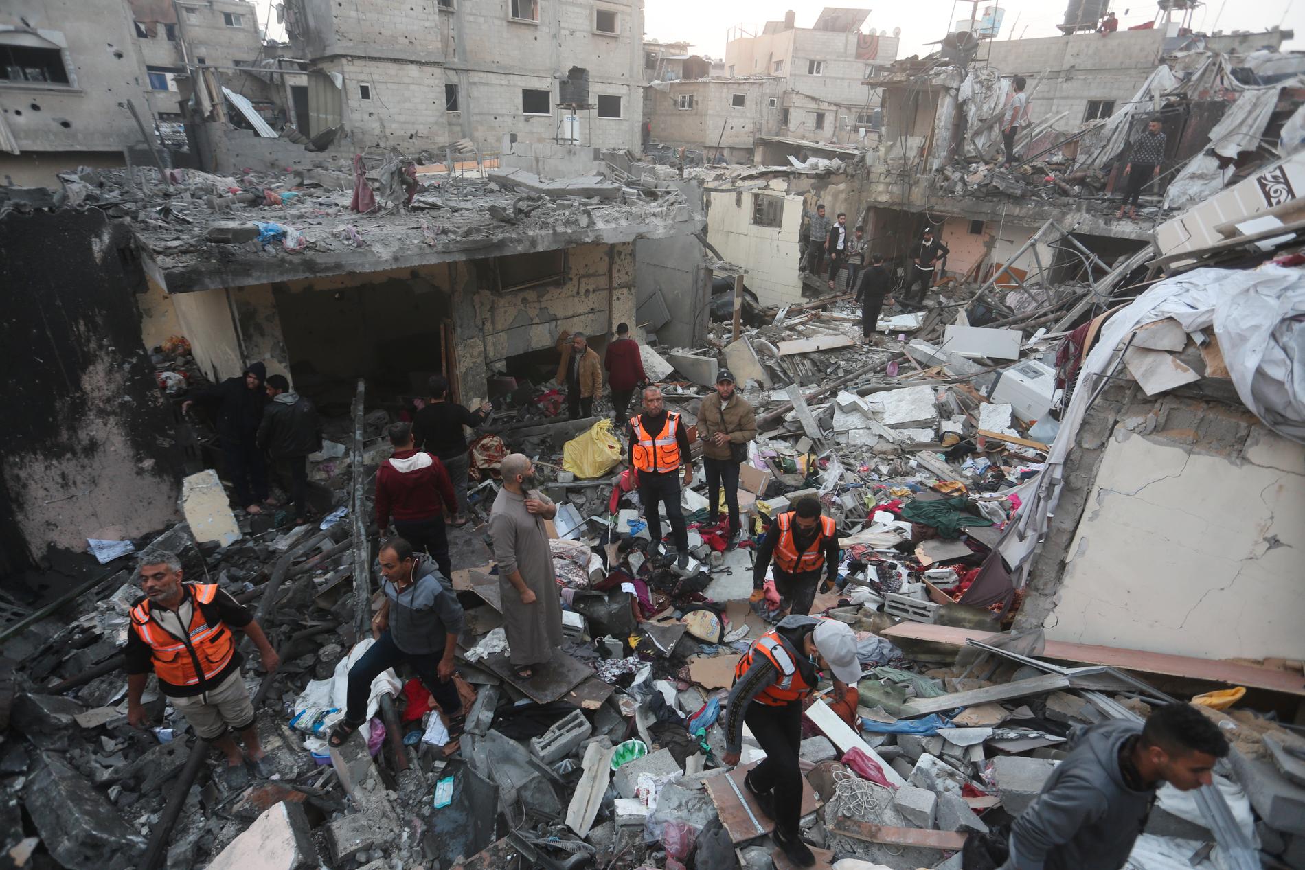 Palestinierna letar efter överlevande efter israeliska bomber mot Gazaremsan i Rafah under tisdagen.