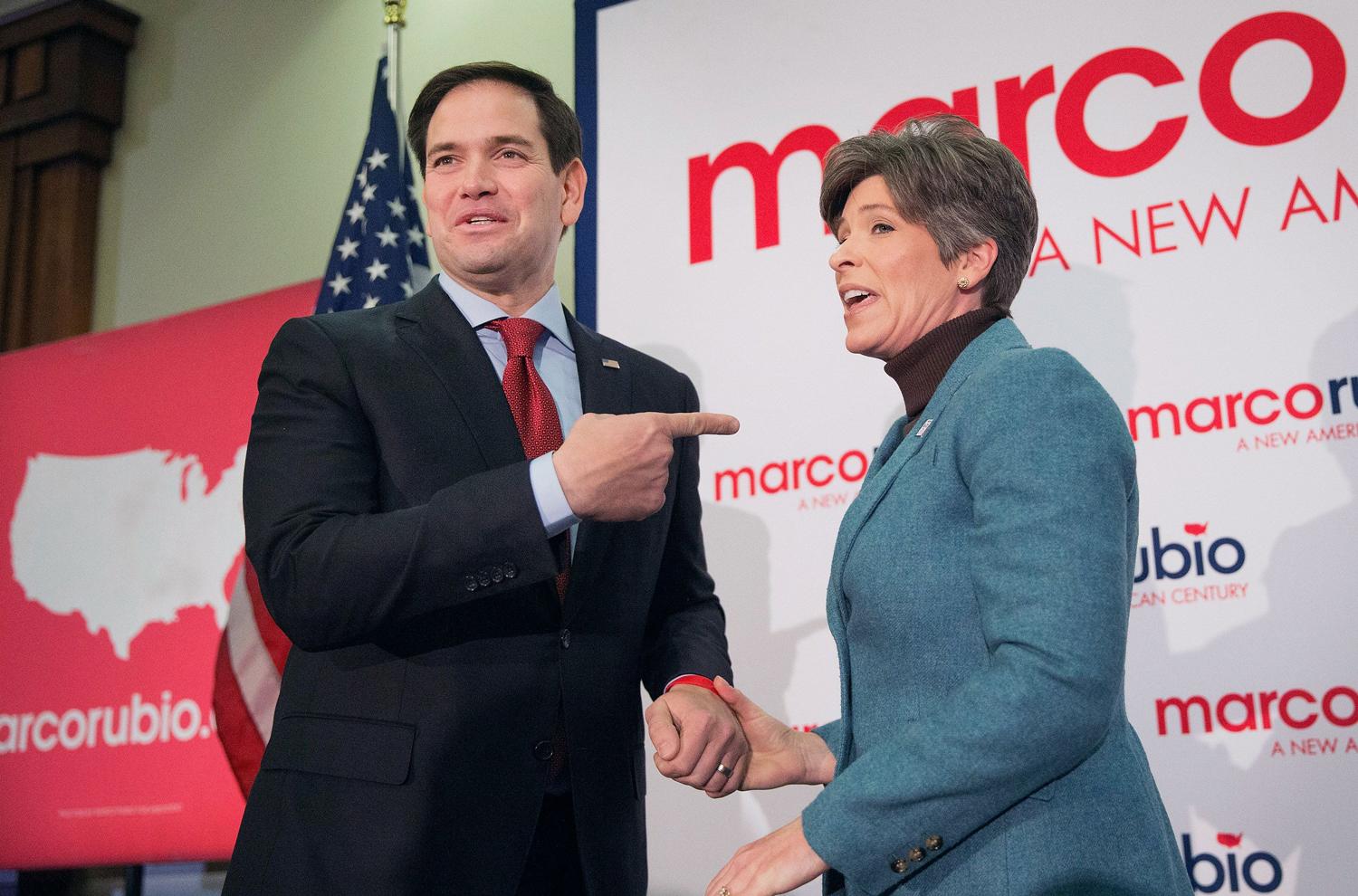 Marco Rubio kampanjar tillsammans med senator Joni Ernst.