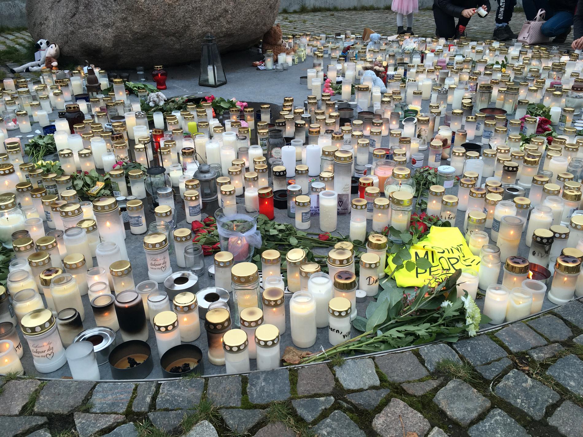 Tända ljus på Stortorget i Falkenberg i en manifestation under helgen för den omkomne pojken.