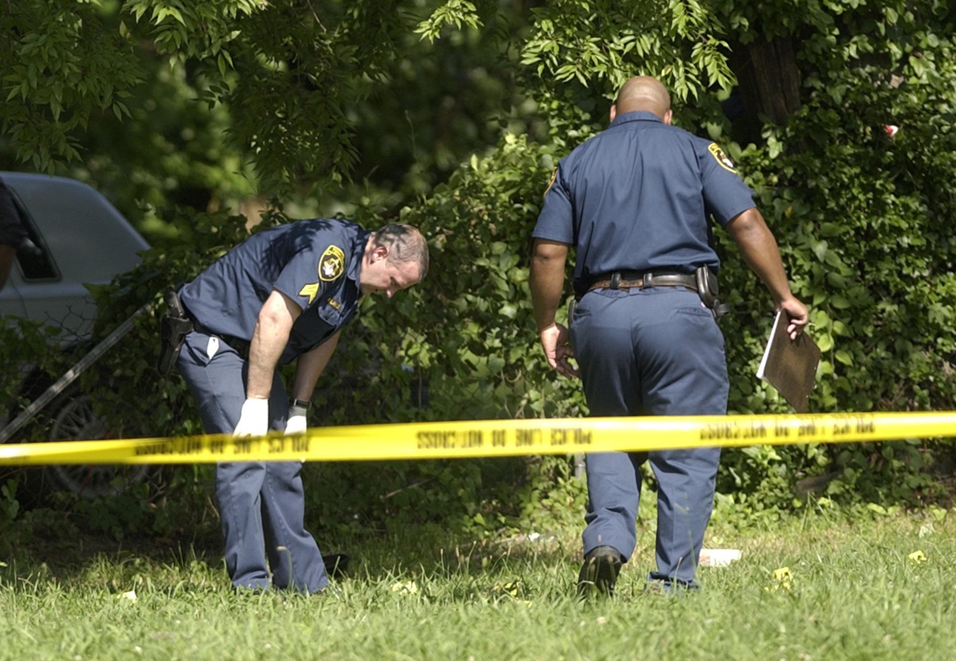 Poliser vid brottsplatsen där tre poliser dödades i Alabama 2004. Arkivbild.