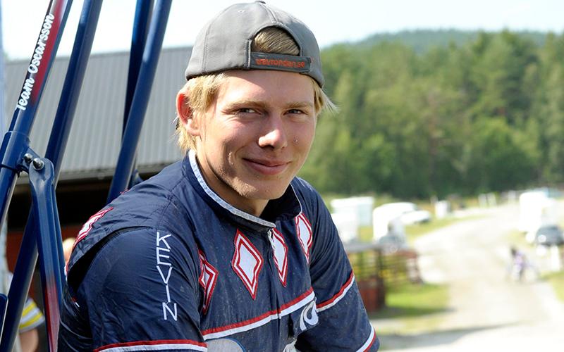 Kevin Oscarsson har gjort klart med nytt jobb hos tränaren Stefan Persson. Nu hoppas han kunna köra ännu mer lopp och utvecklas som kusk.
