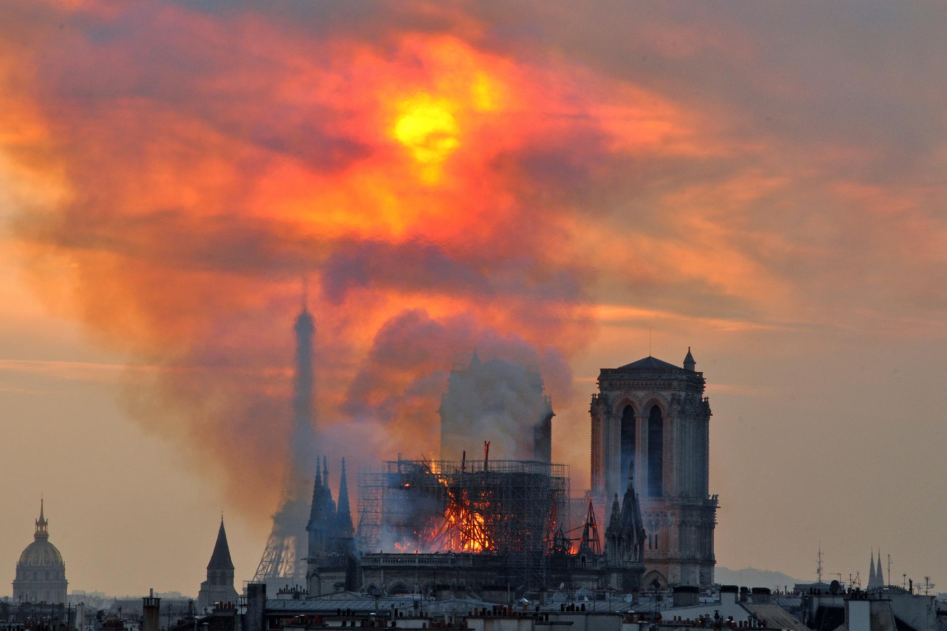  Branden i Notre-Dame i april 2019, blir nu Tv-serie. Arkivbild.