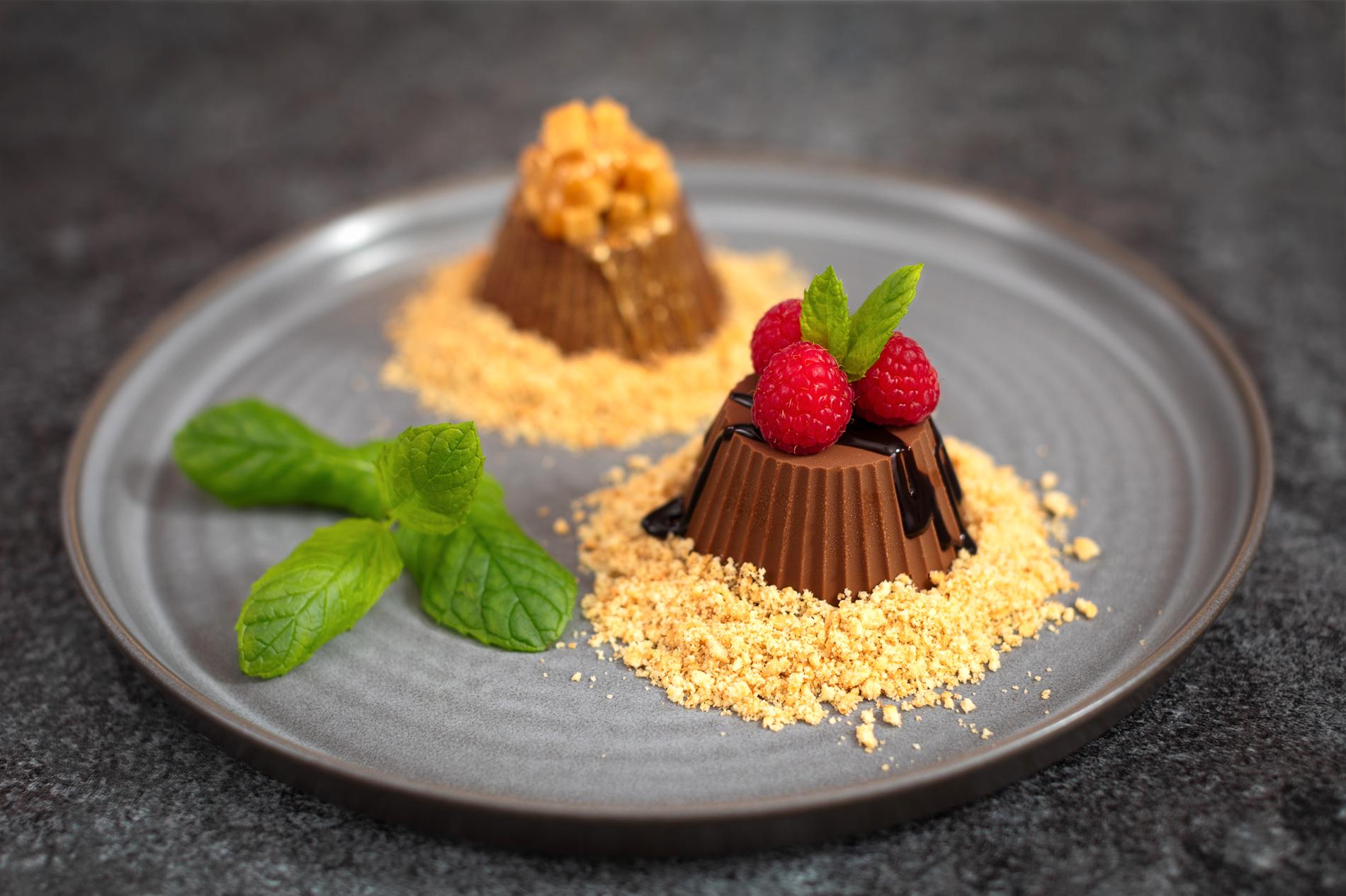 Krispigt chokladtäcke med glassgömma är en läcker och spännande dessert att bjuda gäster på.