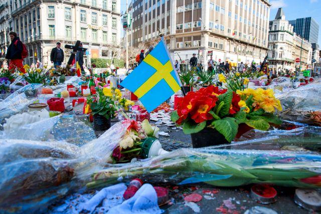 En svensk flagga i blomsterhavet i Bryssel efter dådet 2016.