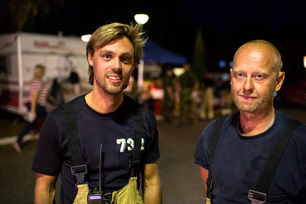 Runt 200 personer arbetar med att bekämpa branden i Västmanland. Två av dem är Martin Ilanner, 41, styrkeledare, och Erik Helmborn, 32, brandman från Göteborg.