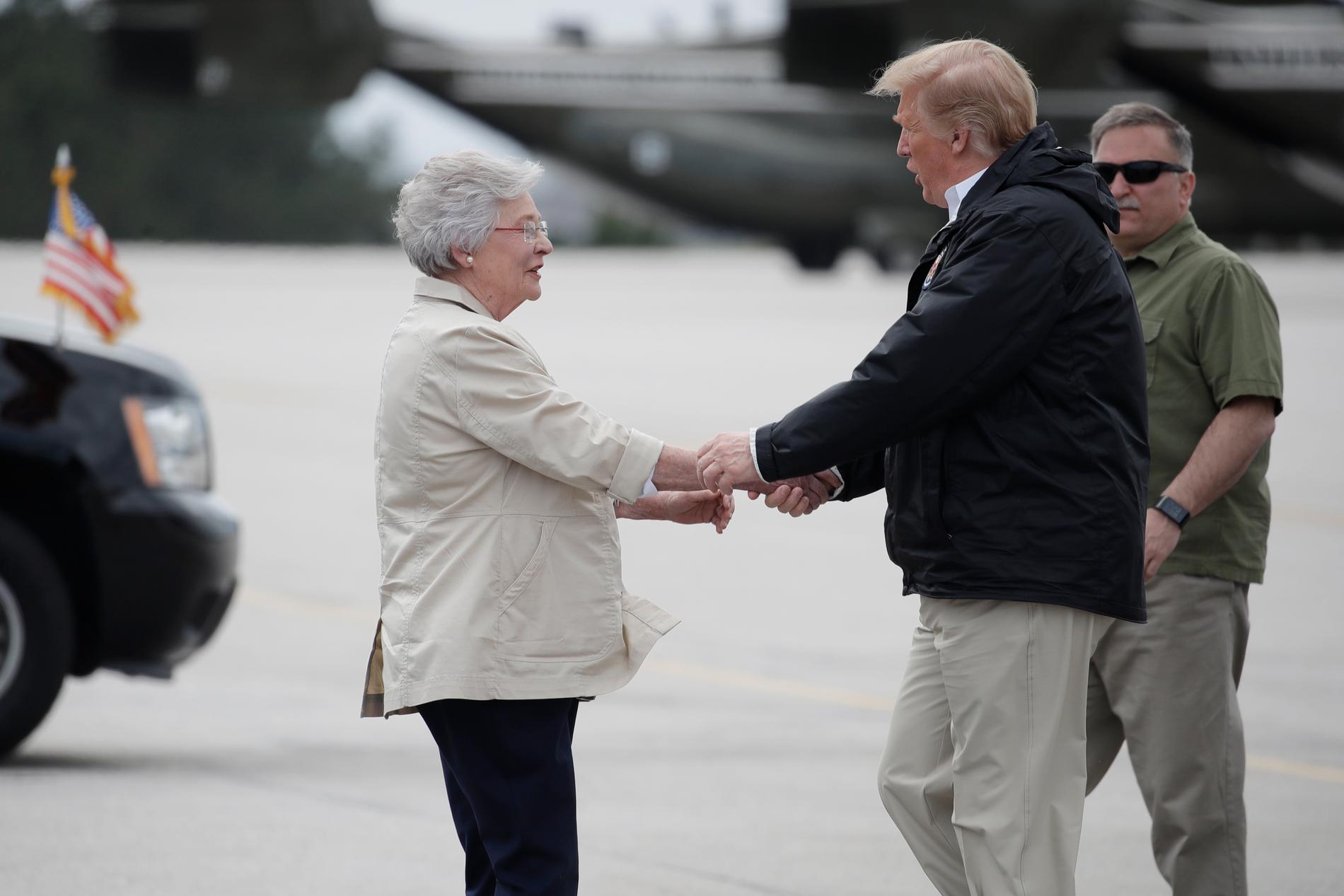 Guvernören Kay Ivey skakar hand med USA:s president Donald Trump, när han besökte delstaten. 