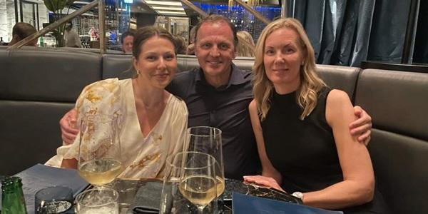 Ulf firade sin 60-årsdag i Dubai ihop med dottern Stephanie och sambon Elin.