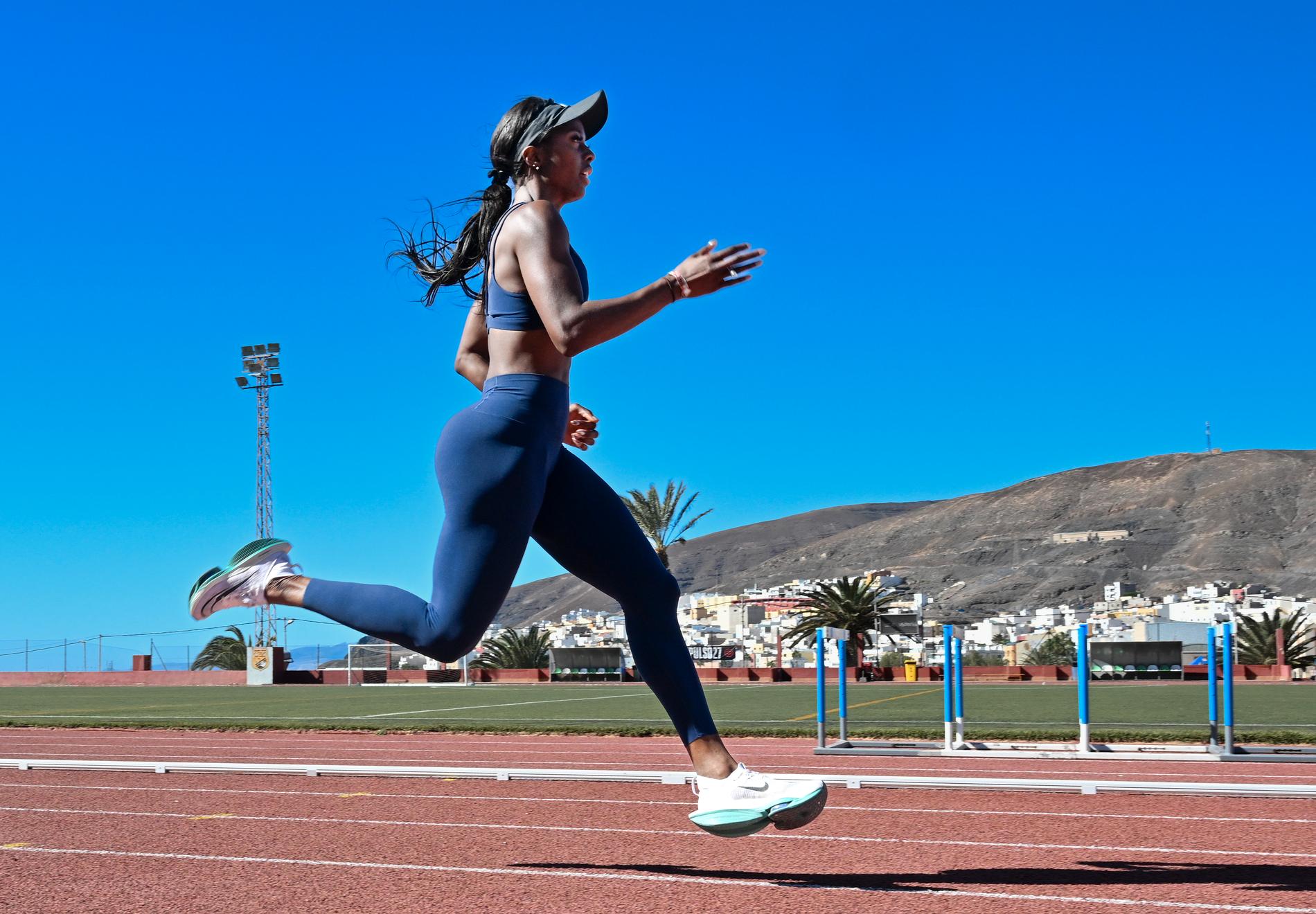 Längdhopparen Khaddi Sagnia tränar löpning på friidrottsarenan i Playitas på Kanarieöarna där Sveriges Olympiska Kommitté under hösten arrangerade ett läger inför OS i Paris 2024.