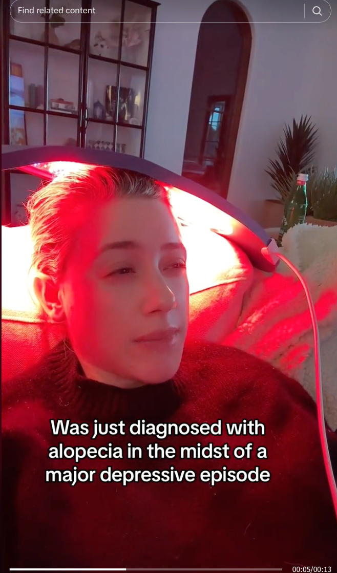 Lili Reinhart gör röd ljusbehandling för att behandla alopecia