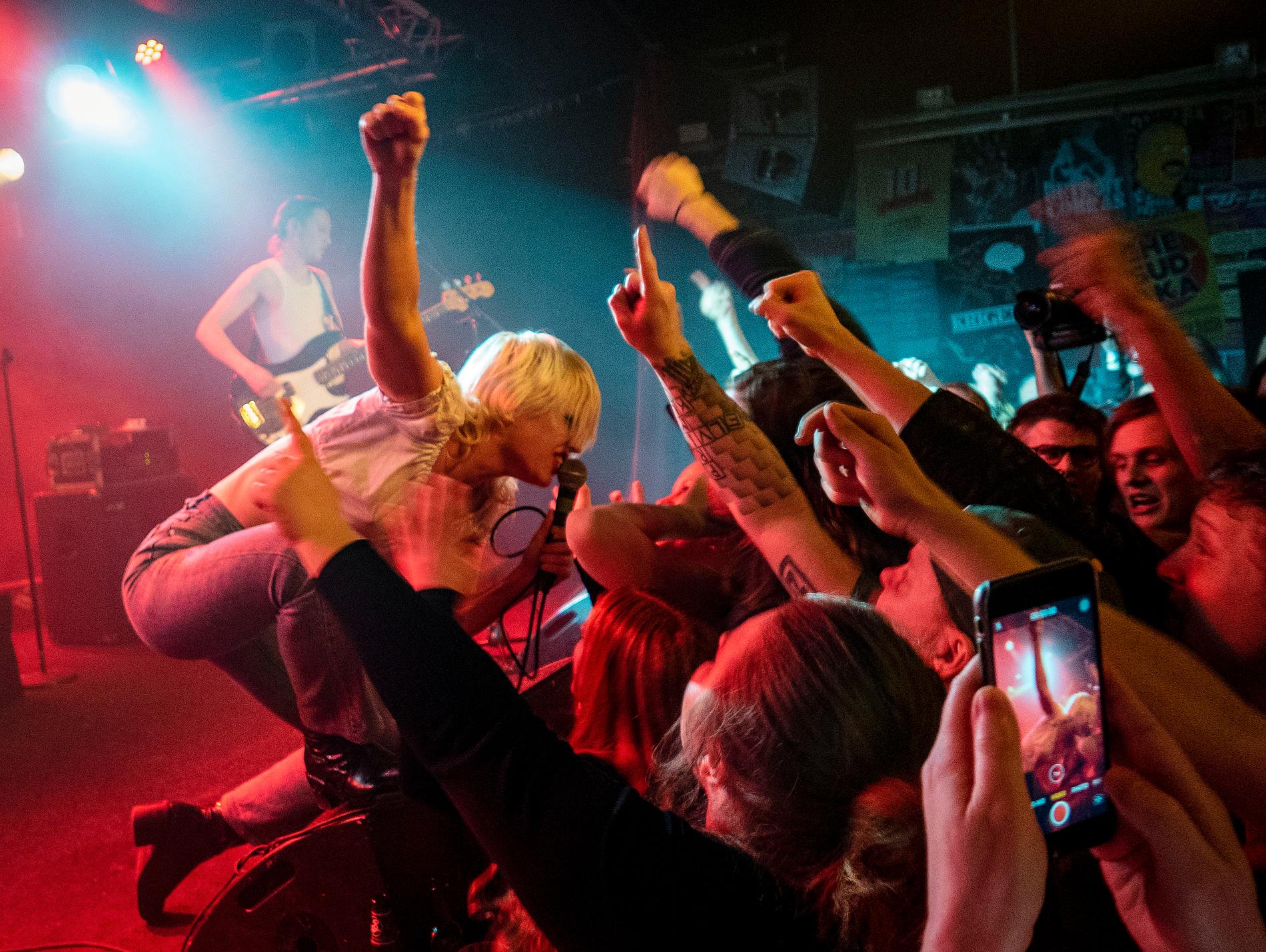 Sångerskan Amy Taylor i den autraliska rockbandet Amyl and the Sniffers framträder på rockklubben Debaser Strand i Stockholm den 13 mars.